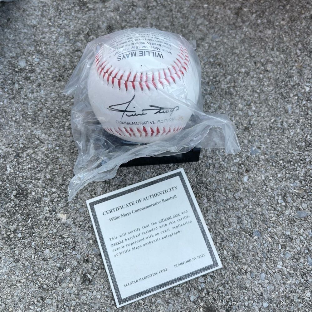 1995 MLB Avon Willie Mays Commemorative Baseball New in Box